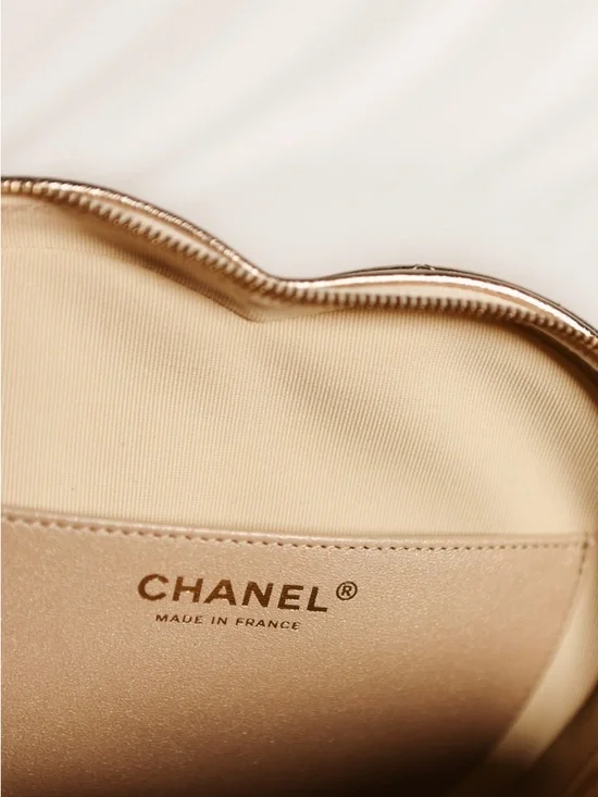 Chanel CC in Love Heart Bag Metallic Golden Quilted Lambskin - Picture 5 of 9
